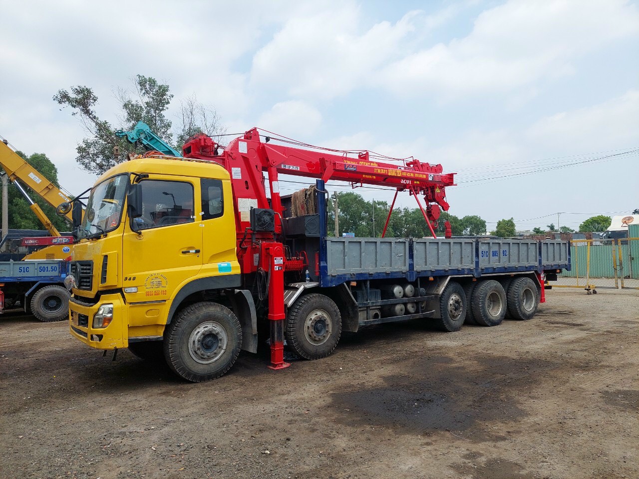 Quang Tiến - Thuê Xe Cẩu Giá Rẻ 2024   Dịch vụ thuê xe cẩu giá rẻ 2024 do Quang Tiến cung cấp là dịch vụ vận chuyển hàng hoá nhanh chóng, an toàn, vận chuyển theo nhiều nhu cầu khác nhau. Vận chuyển hàng với tải trọng xe cẩu lớn bao gồm 2 tấn đến 300 tấn. Tìm hiểu thêm nội dung dưới đây.      Cho thuê xe cẩu giá rẻ  Click and drag to move     Thời gian cung cấp dịch vụ xe cẩu vận chuyển hàng hoá   Thời gian mà xe cẩu có thể cung cấp dịch vụ vận chuyển hàng hóa cho khách hàng có thể thay đổi tùy theo từng công ty và từng điều khoản hợp đồng cụ thể. Tuy nhiên, thông thường các công ty cung cấp dịch vụ xe cẩu thường hoạt động trong các khung giờ như sau:  Theo giờ: Khách hàng có thể thuê xe cẩu theo số giờ mình cần, có thể từ vài giờ đến một ngày đầy đủ hoặc theo yêu cầu cụ thể.  Theo ngày: Các công ty cung cấp dịch vụ xe cẩu cũng có thể cho thuê theo số ngày, phục vụ cho các công việc kéo dài và phức tạp hơn.  Dự án: Trong một số trường hợp, khách hàng có thể thuê xe cẩu cho toàn bộ dự án hoặc công việc đặc biệt, trong thời gian cố định và theo điều khoản hợp đồng riêng.  Các công ty có thể cung cấp dịch vụ vận chuyển hàng hóa bằng xe cẩu theo nhu cầu cụ thể của khách hàng trong các khung thời gian khác nhau. Để biết thêm thông tin về thời gian cung cấp dịch vụ, bạn nên liên hệ trực tiếp với công ty cung cấp dịch vụ để được tư vấn và sắp xếp thời gian phù hợp.    Các loại hình dịch vụ xe cẩu phổ biến   Click and drag to move     Ưu đãi khi khách hàng thuê xe cẩu giá rẻ 2024 Giảm giá dịch vụ: Công ty có thể cung cấp chiết khấu hoặc giảm giá cho khách hàng khi thuê xe cẩu trong một khoảng thời gian dài hoặc với số lượng lớn.  Miễn phí nâng hàng lên xe cẩu trong quá trình vận chuyển: Công ty có thể cung cấp dịch vụ nâng hạ hàng hoá lên xe cẩu miễn phí kèm theo khi khách hàng thuê xe cẩu trong một số trường hợp cụ thể.  Tặng quà khuyến mãi: Công ty có thể tặng quà khuyến mãi như voucher, giảm giá cho lần thuê tiếp theo, hoặc các phần quà nhỏ khác cho khách hàng.  Hỗ trợ tư vấn và hướng dẫn: Công ty có thể cung cấp hỗ trợ tư vấn và hướng dẫn cho khách hàng về cách sử dụng xe cẩu một cách hiệu quả và an toàn.  Để biết thêm thông tin về các ưu đãi cụ thể khi thuê xe cẩu tại công ty Quang Tiến, bạn nên liên hệ trực tiếp với họ để được tư vấn chi tiết và cập nhật thông tin mới nhất.    Thủ tục thuê xe cẩu hàng Quang Tiến   Click and drag to move     CÔNG TY TNHH THƯƠNG MẠI - DỊCH VỤ VẬN TẢI QUANG TIẾN - Chúng tôi chuyên cung cấp cho quý khách hàng những dịch vụ tốt nhất khi khách hàng muốn thuê xe cẩu Hóc Môn, thuê xe cẩu quận 12, thuê xe cẩu Bình Tân, thuê xe cẩu Bình Chánh, thuê xe cẩu Củ Chi,... và tất cả các quận tại TPHCM và các tỉnh lân cận Bình Dương, Đồng Nai, Long An.   Địa chỉ: 105 B Tân Thời Nhất 01, Tổ 76, P. Tân Thới Hiệp, Q.12    Điện thoại: 0918.880.796 - 0937.422.268    Email: congtyvantaiquangtien@gmail.com    Website: https://xecauquangtien.com/      Xem thêm:    Xe Cẩu Thủ Đức Của Vận Tải Quang Tiến -  Nhanh Chóng - Chuyên Nghiệp     Xe Cẩu Bến Lức - Long An Vận Chuyển Nhanh Chóng - An Toàn    Xe Cần Cẩu Thùng Và Dịch Vụ Mà Quang Tiến Cung Cấp     Công Ty Cho Thuê Xe Cần Cẩu | Địa Chỉ Tin Cậy Tại TPHCM    Xe Cẩu Giá Rẻ TPHCM - Vận Chuyển Nhanh Chóng 24h    Thuê Xe Cẩu Loại Nhỏ TPHCM Giá Rẻ
